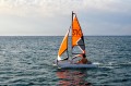 Mały katamaran Minicat 310 Sport – żeglowanie, widok 3/4 z rufy, przyspieszenie