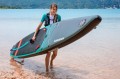 Aquadesign-First-14-sup-activegames-deska-race.jpg
Kobieta niosąca deskę Aquadesign First po plaży