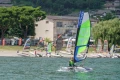 Catamaran dmuchany Guppy - żeglowanie po jeziorze w tle plaża z innymi Minicatami.
