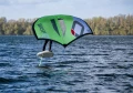 wingfoil na jeziorze przy umiarkowanym wietrze.webp