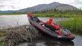 Oparte canoe Grabner Outside przy brzegu potoku