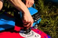 Spinera SUP5 – podłączenie węża do zaworu deski SUP podczas pompowania