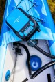 Spinera SUP5 – pompka podłączona do zaworu w kajaku i leżąca na nim