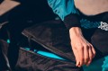Koloa 400 – plecak transportowy; zbliżenie na zamek i materiał