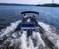 Łódź z napędem ePropulsion X-Series – ujęcie z rufy w ruchu (lifestyle)