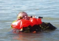 Ocean Signal PLB1 w użyciu na wodzie — kamizelka pneumatyczna