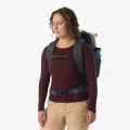 Eagle Creek Tour Travel Pack 40L Storm Grey — na plecach, widok 3/4 przód (modelka)