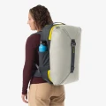Eagle Creek Tour Travel Pack 40L Storm Grey — na plecach, widok 3/4 tył (modelka)