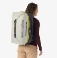 Eagle Creek Tour Travel Pack 40L Storm Grey — na plecach, widok 3/4 z drugiej strony (modelka)