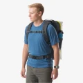 Eagle Creek Tour Travel Pack 40L Storm Grey — na plecach, widok przód (model)