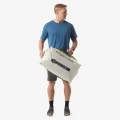 Eagle Creek Tour Travel Pack 40L Storm Grey — lifestyle: noszenie w dłoni (model)