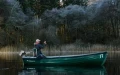 Wędkarz na łodzi z zamontowanym silnikiem elektrycznym Spirit 2 ePropulsion