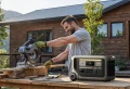 Anker SOLIX F3000 zasilający elektronarzędzia podczas pracy w warsztacie przy domu