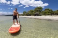 zbliżenie na mężczyznę wiosłującego na desce SUP Aqua Marina MONSTER