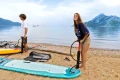 Pompowanie deski SUP Aqua Marina Breeze na piaszczystej plaży