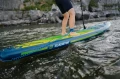 11.6 PRO SUP Gladiator na wodzie przy skalnym brzegu.webp