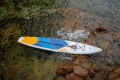 deska-sup-gladiator-elite-2026-na-wodzie-przy-skalach-1600x1067.webp