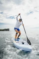 szybka deska SUP Gladiator Elite 2026 - mężczyzna modnie ubrany.webp