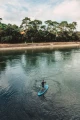 deska SUP allround Spinera Lets Paddle 12.4 - facet płynie rzeką