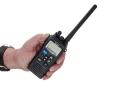 W dłoni: kompaktowy radiotelefon morski VHF Icom IC-M73Euro – pokazanie skali wielkości