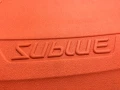 Tłoczone logo „SUBLUE” na desce Swii – zbliżenie struktury pokładu i napisu producenta (detal).