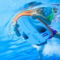 Deska kickboard Swii Sublue - widok w basenie od dołu w czasie płynięcia