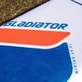 deska SUP touring Gladiator Origin 12.6T – fragment pokładu, logo Gladiator i oznaczenie 12.6T