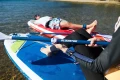 sup touring Gladiator Origin 12.6T – zdjęcie lifestyle na wodzie, wiosło Gladiator w kadrze