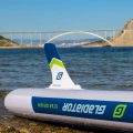 sup Gladiator Origin 12.6S Sport – statecznik i boczne oznaczenie modelu, ujęcie w wodzie