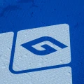 Zbliżenie logo Gladiator Elite – detal na pokładzie deski SUP, krople wody i faktura materiału