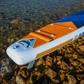 Gladiator Elite 14'0T – detal pokładu z deckpadem i kroplami wody, ujęcie z góry