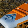 Gladiator Elite 14'0T – rufa deski SUP na kamienistym brzegu, widoczny statecznik i deckpad