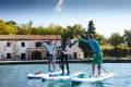 Gladiator Elite 2026 – grupa na wodzie, przybijanie piątki na deskach SUP (lifestyle)
