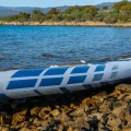 Gladiator Elite 12'6T – zbliżenie grafiki na burcie deski SUP, tło morza i brzegu