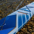 Gladiator Elite 12'6T – detal dziobu z bungee i mocowaniem bagażu, krople wody na laminacie
