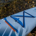 Gladiator Elite 12'6LT – detal dziobu z bungee i mocowaniem bagażu, krople wody na laminacie