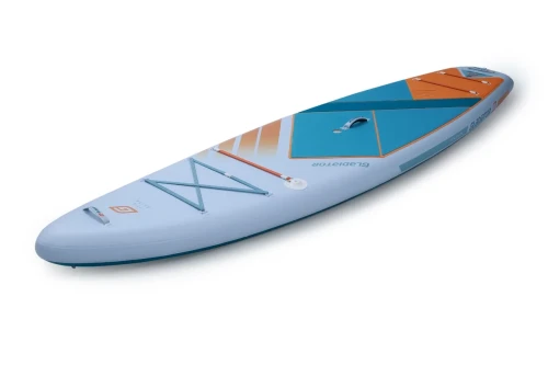 Deska SUP Gladiator Elite 11’6 – ujęcie pod kątem, pokład EVA, uchwyt i gumy bagażowe