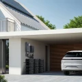 domowy magazyn energii BLUETTI Apex 300 przy garażu domu
