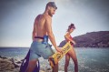 Bojka asekuracyjna RESTUBE-na-plaży.jpg
