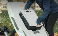 Waydoo Flyer EVO Lite 90L wkładanie akumulatora Powerflight do komory w pokładzie deski eFoil