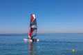 MiniCat 460 Esprit na spokojnym morzu – start z plaży.
