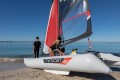MiniCat 460 na plaży – gotowość do wodowania.