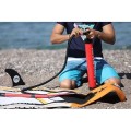 Aqua Marina Double Action – przykład użycia na plaży przy desce windsurf/SUP, wąż podłączony do zaworu