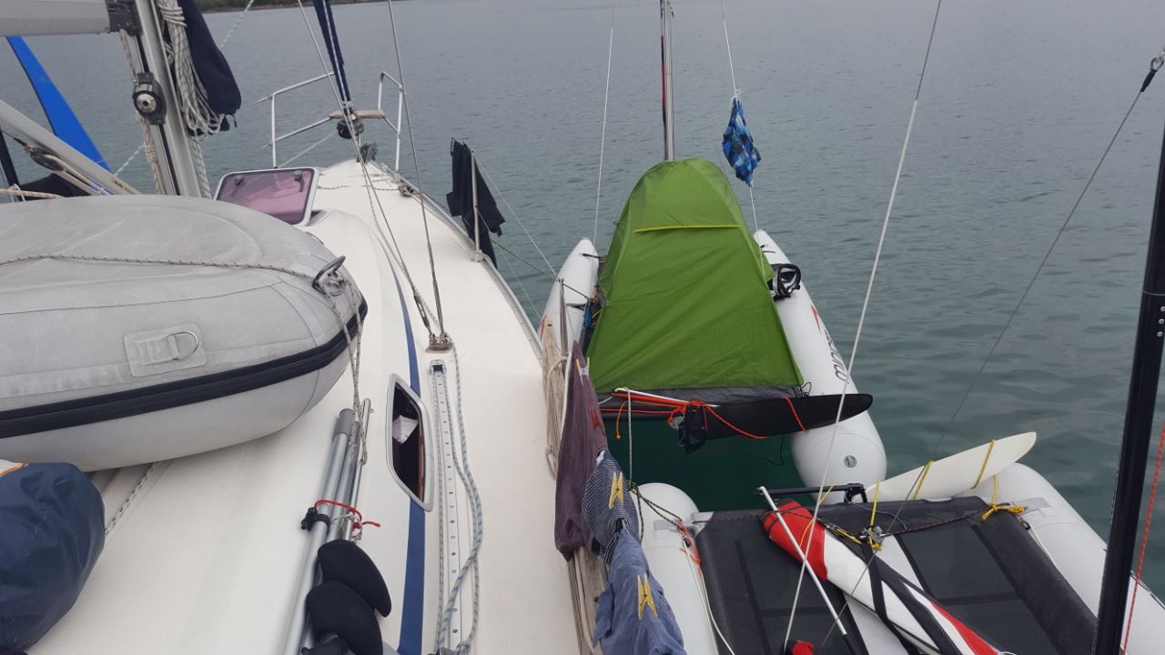 MiniCat 460 Esprit – start z plaży; załoga klaruje maszt i olinowanie