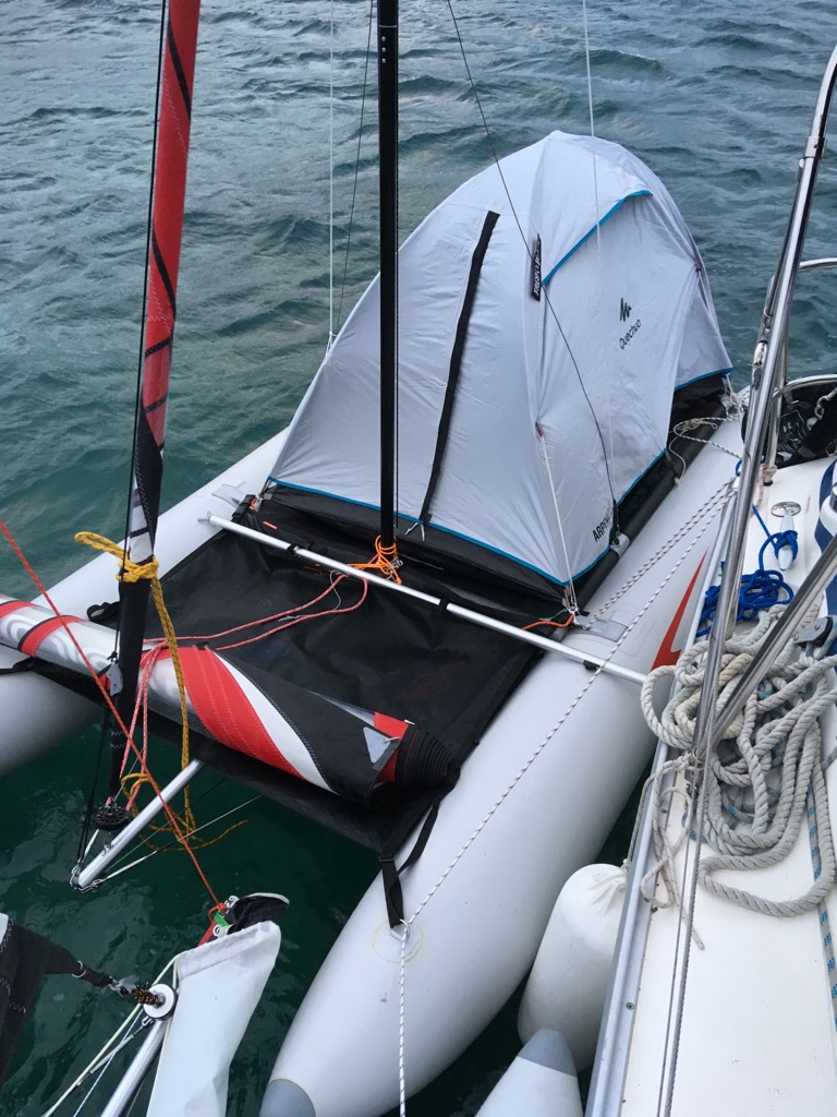 MiniCat 460 Esprit – wodowanie z plaży; przygotowanie do żeglugi (katamaran pompowany)