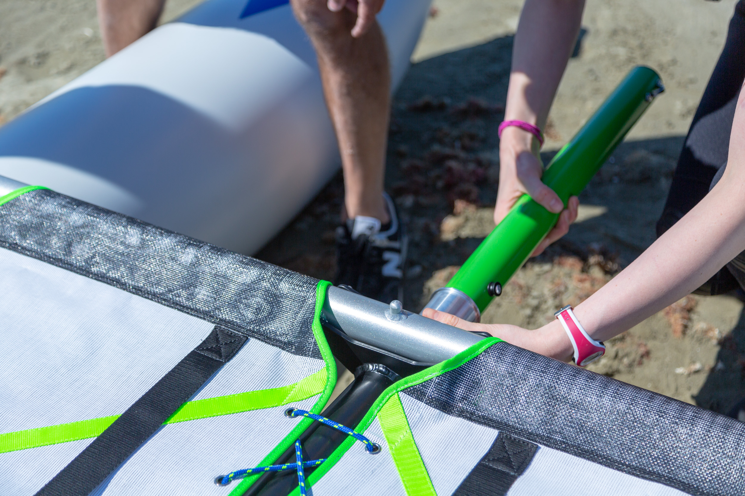 Katamaran Minicat Guppy - zakładanie bukszprytu na plaży