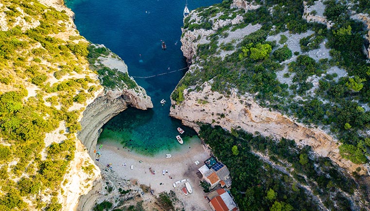 Chorwacja – zatoka i plaża wśród klifów, widok z drona