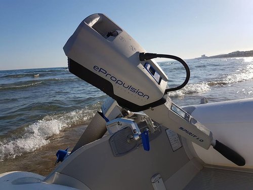 napęd elektryczny do pontonu – silnik ePropulsion Spirit w zastosowaniu rekreacyjnym