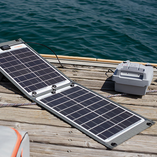 panel solarny do ładowania baterii silnika elektrycznego na wodzie lub w porcie