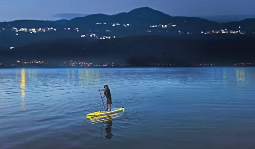 Świecąca deska sup nocą na jeziorze AquaMarina BLAZE 2026